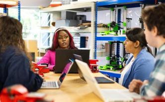 Menschen arbeiten zusammen