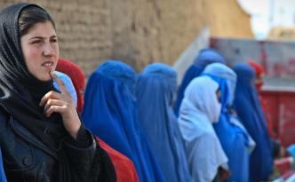 Eine Frau in Afghanistan beim Nachdenken