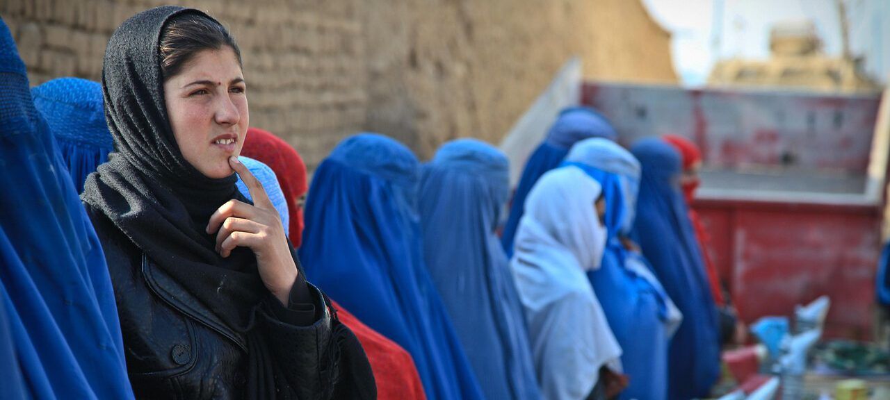 Eine Frau in Afghanistan beim Nachdenken