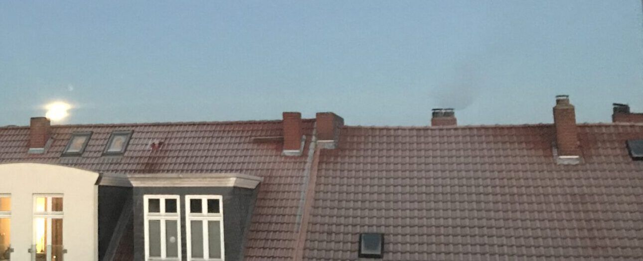 Rauch steigt vom Dach auf