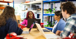 Menschen arbeiten zusammen