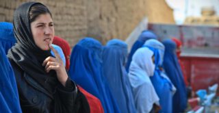 Eine Frau in Afghanistan beim Nachdenken