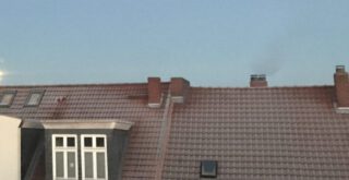 Rauch steigt vom Dach auf